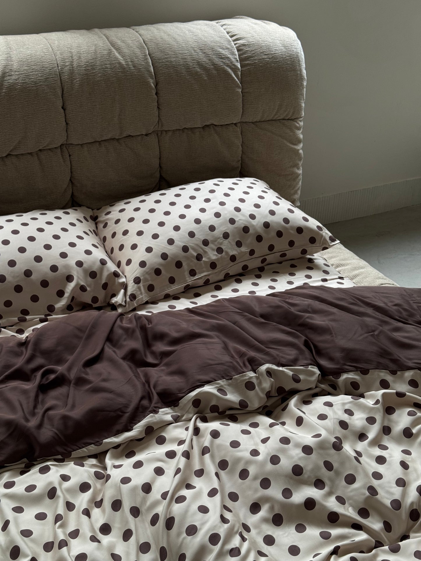 Pre-Order: Double Sided Polka Dot Duvet Set